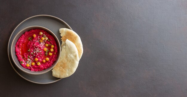 Rübenhummus in einer grauen Schüssel. Gesundes Essen. Vegetarisches Essen.