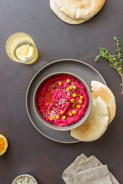 Rübenhummus in einer grauen Schüssel. Gesundes Essen. Vegetarisches Essen.