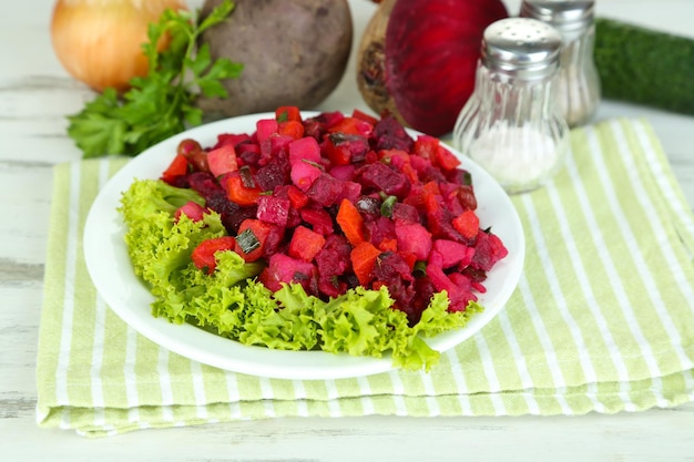 Foto rübensalat auf teller auf serviette auf holztisch