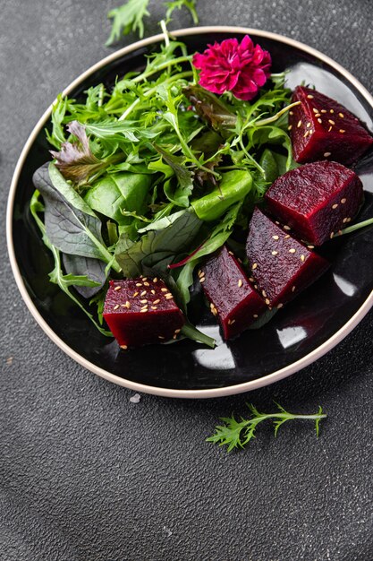 Rübensalat frische Rote-Bete-Scheibenmischung grüner Salat gesunde Mahlzeit Lebensmittelsnack auf dem Tisch kopieren