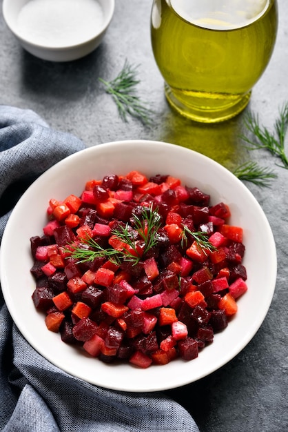 Rübensalat in einer Schüssel