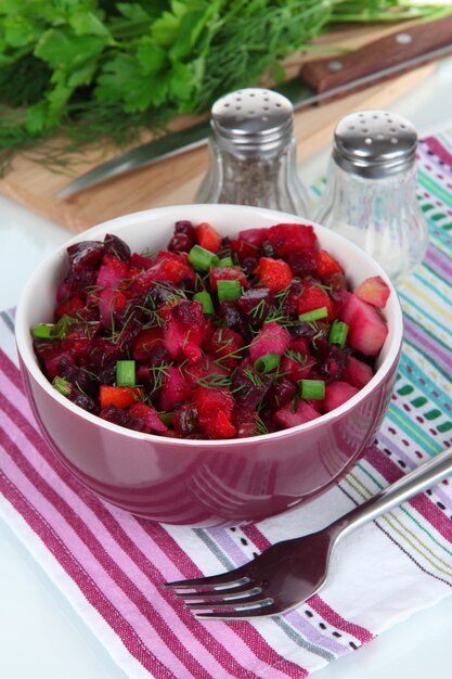 Rübensalat in Schüssel Nahaufnahme