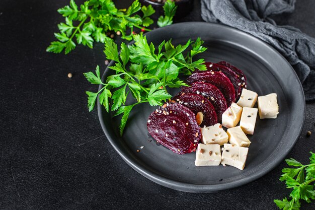 Rübensalat Käse Gemüse Kräuter zweiter Gang Aperitif Snack fertig zu essen