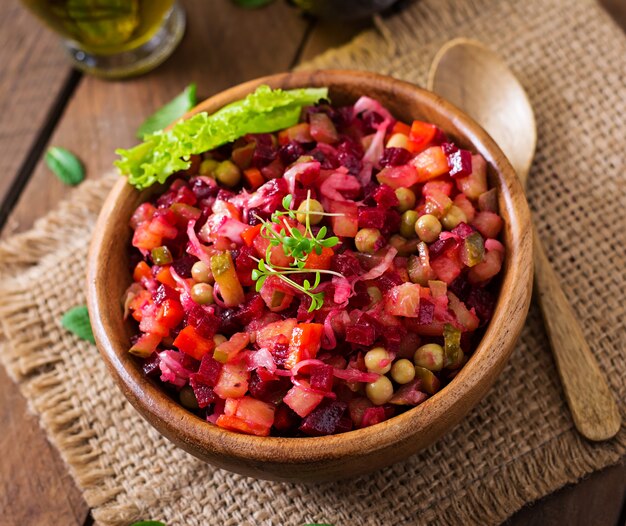 Rübensalat-Vinaigrette in einer Holzschale