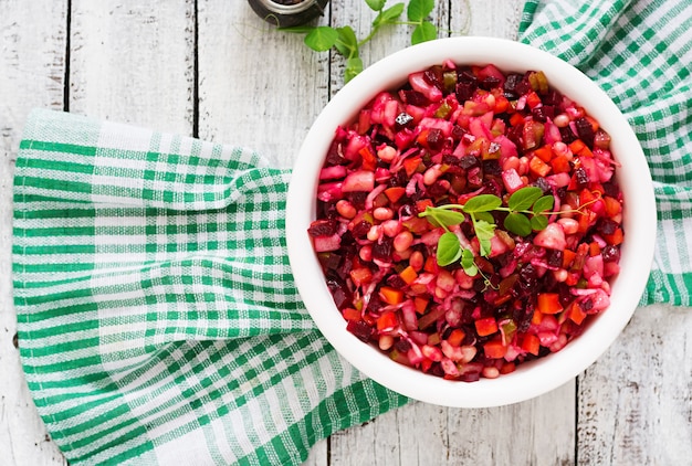 Rübensalat-Vinaigrette in einer weißen Schüssel