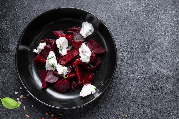 Rübensalat Weichkäse Rote-Bete-Mahlzeit Lebensmittelsnack auf dem Tisch kopieren Raum Lebensmittelhintergrund