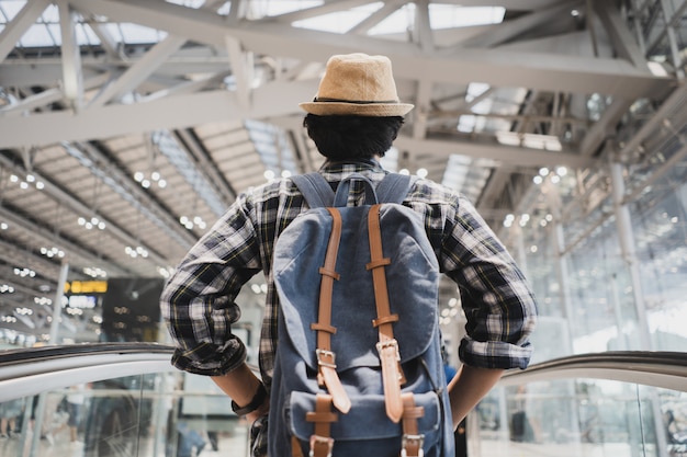 Rückansicht Asiatischer Mann Tourist im Flughafen.