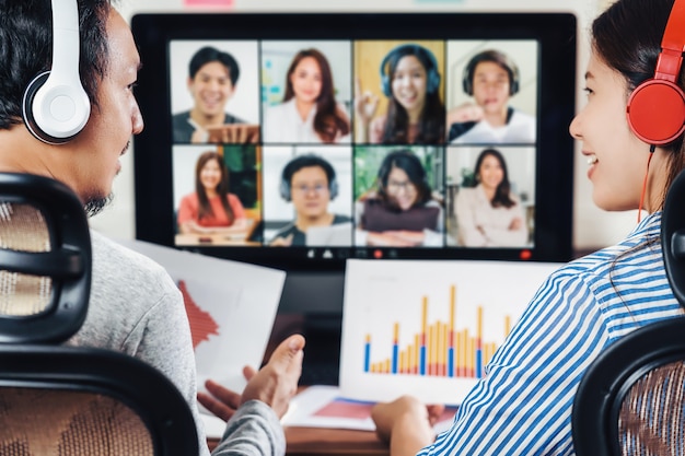 Rückansicht der asiatischen Partnerarbeit und Online-Meeting per Videokonferenz mit Kollegen