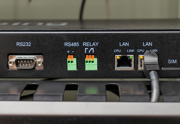 Rückansicht der Überwachungs- und Kontrollgeräte. Ansicht analoger IO-Module.