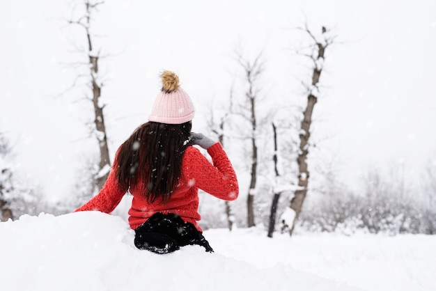 Rückansicht der brünetten Frau im Winter draußen