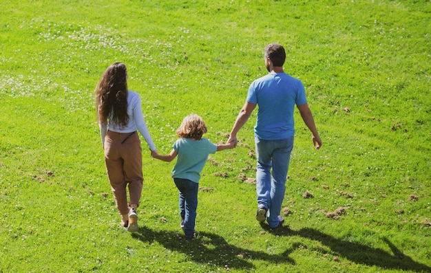 Rückansicht der Familie, die Zeit zusammen draußen in grüner Natur verbringt