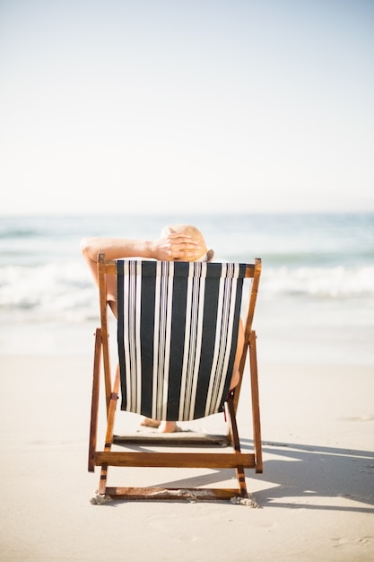 Rückansicht der Frau am Strand entspannen