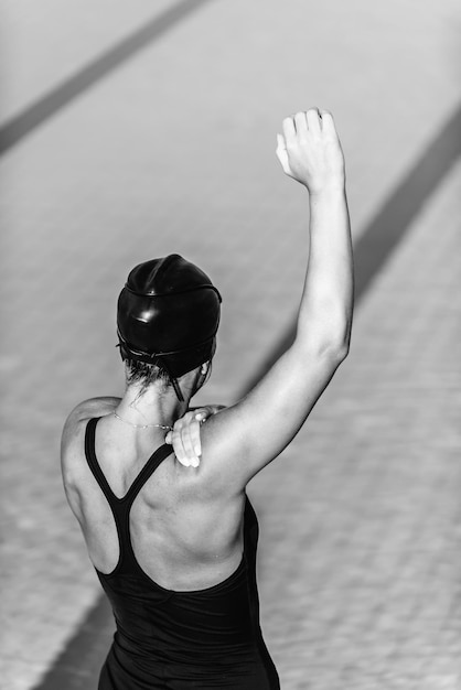 Rückansicht der Frau beim Aufwärmen zum Schwimmen