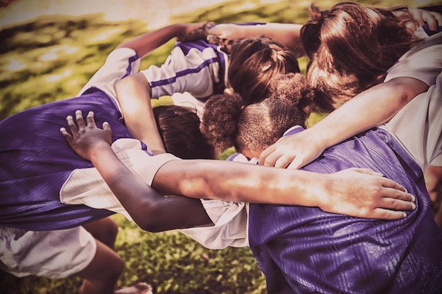 Rückansicht der Fußballmannschaft, die Huddle bildet