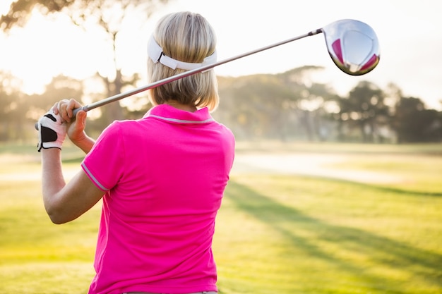 Rückansicht der Sportlerin, die Golf spielt