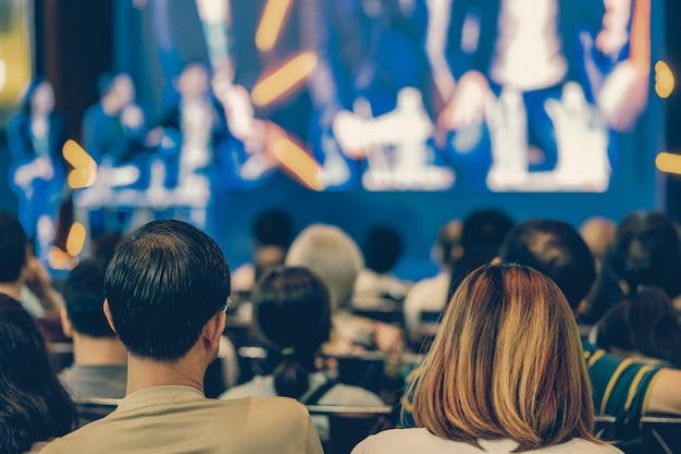 Rückansicht der Zuhörerschaft Zuhörende Sprecher auf der Bühne im Konferenzsaal oder im Seminar