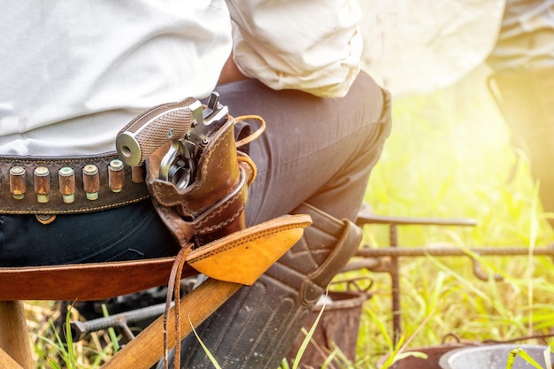 Rückansicht des Cowboys mit Waffe