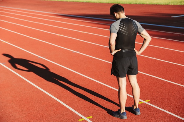 Rückansicht des erschöpften Sportlers beendete das Laufen