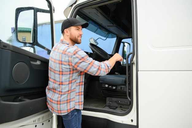 Rückansicht des Fahrers, der in die LKW-Kabine steigt