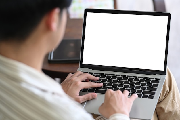 Rückansicht des Geschäftsmannes mit Laptop-Computer.