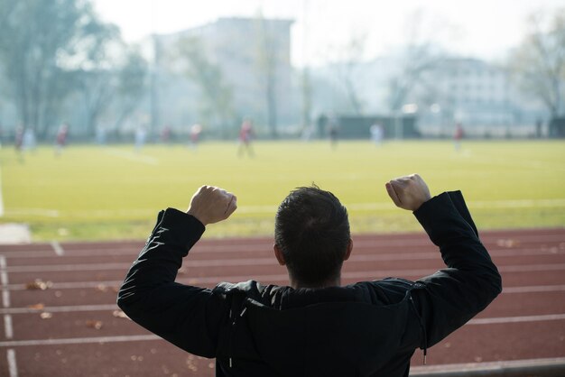 Rückansicht des jungen Mannes auf Tribünen