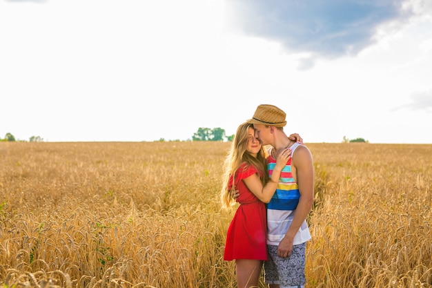 Rückansicht des jungen Paares im Weizenfeld. Sommer