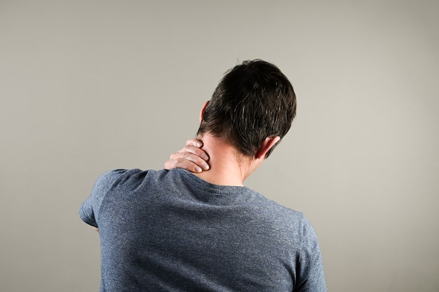 Rückansicht des Mannes mit Nackenschmerzen