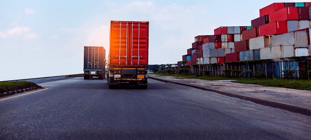 Rückansicht des roten Container-LKWs in der Schiffshafenlogistik. Transportindustrie im Hafenterminal