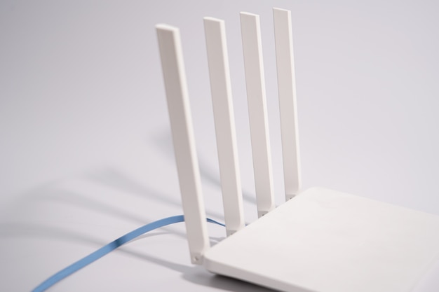 Rückansicht des Routers, Land Kabel einstecken auf weißen Router