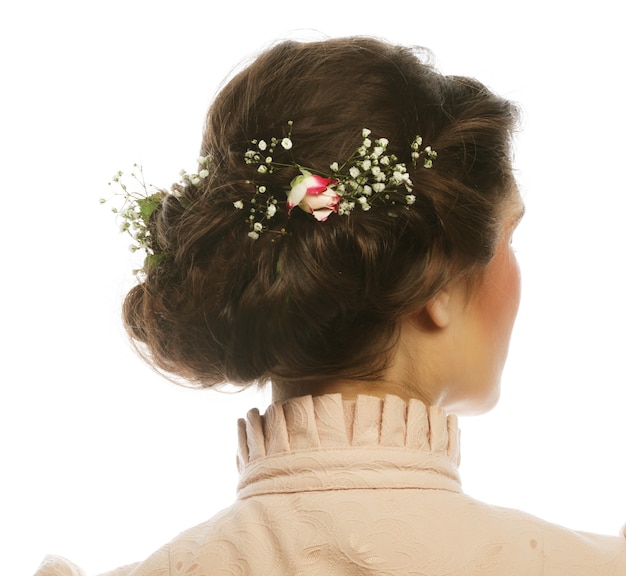 Rückansicht des schönen Haarschnitts mit kleinen rosa Blumen