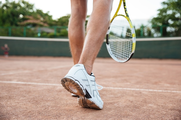 Rückansicht des Tennisspielermannes