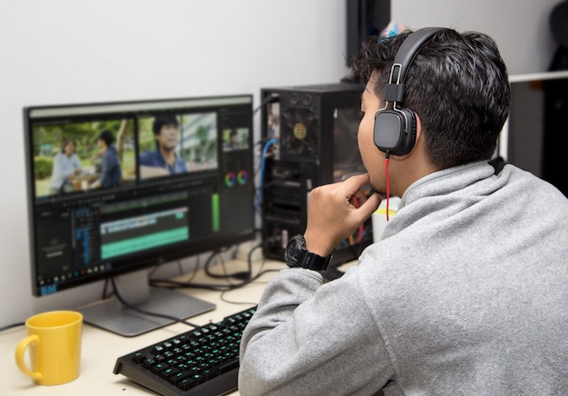 Rückansicht des Videoeditors mit Computer