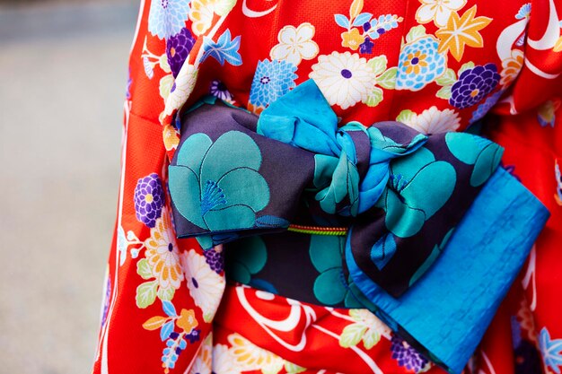 Foto rückansicht einer frau, die einen yukata trägt