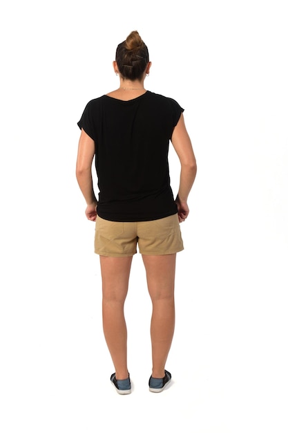 Rückansicht einer Frau in Shorts auf weißem Hintergrund