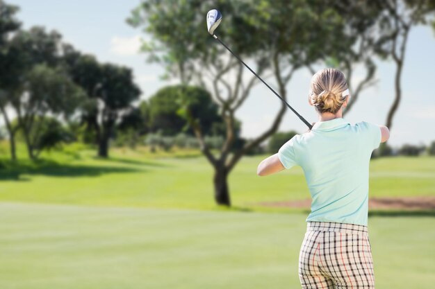 Rückansicht einer Golf spielenden Frau