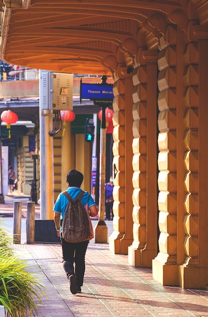 Rückansicht einer Touristin, die auf dem Bürgersteig in Chinatown Bangkok Thailand läuft