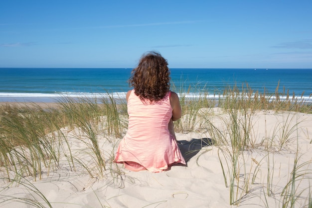 Rückansicht eines Mädchens im Urlaub am Strand