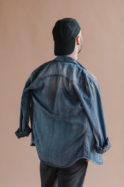 Rückansicht eines Mannes in einer Jeansjacke mit Mütze