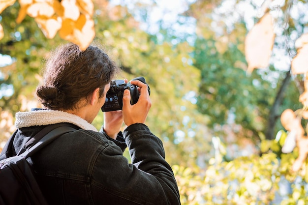 Rückansicht eines Natur- und Tierfotografen im Wald