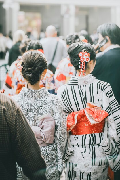 Rückansicht japanischer Frauen in Yukata unter der Menge