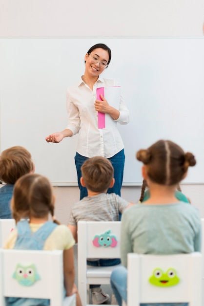 Rückansicht Kinder, die auf ihren Lehrer achten