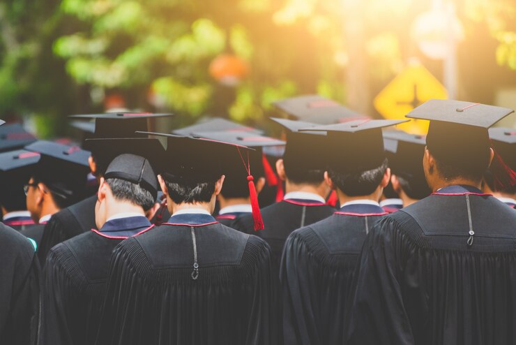 Rückansicht Student Abschluss der Absolventen während des Beginns. Glückwunsch im Hochschulkonzept, Bildungskonzept.