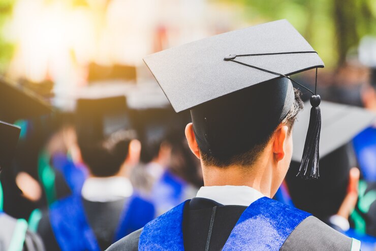 Rückansicht Student Abschluss der Absolventen während des Beginns