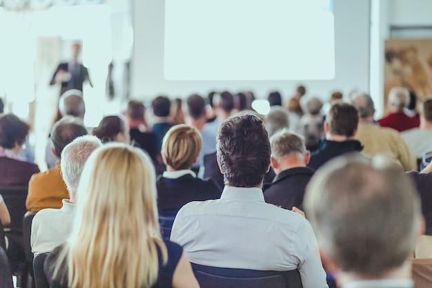 Rückansicht von nicht erkennbaren Personen im Publikum im Konferenzsaal