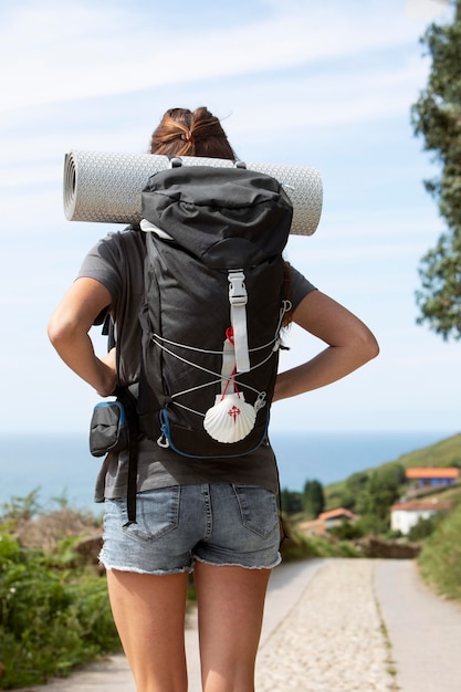 Foto rückansicht weiblicher reisender mit rucksack