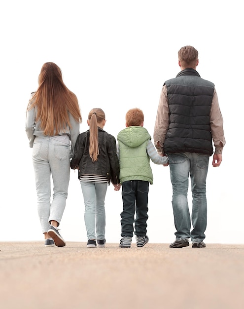 Rückansichtglückliche Familie, die zusammen gehtFoto mit Kopierbereich