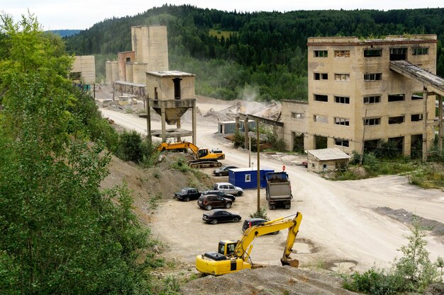 Rückbau und Aufbereitung alter Zementwerksbauten auf Schotter