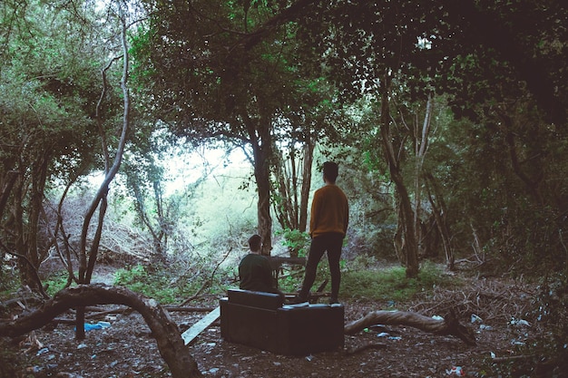 Foto rückblick auf menschen im wald