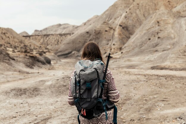 Rückblick Frau, die Rucksack trägt