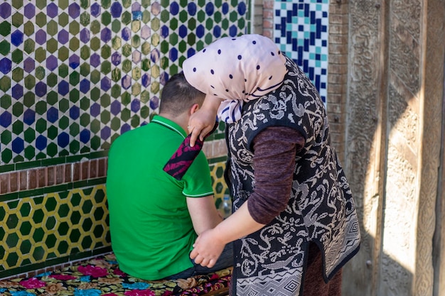 Rückenmassage aus Holz in Usbekistan